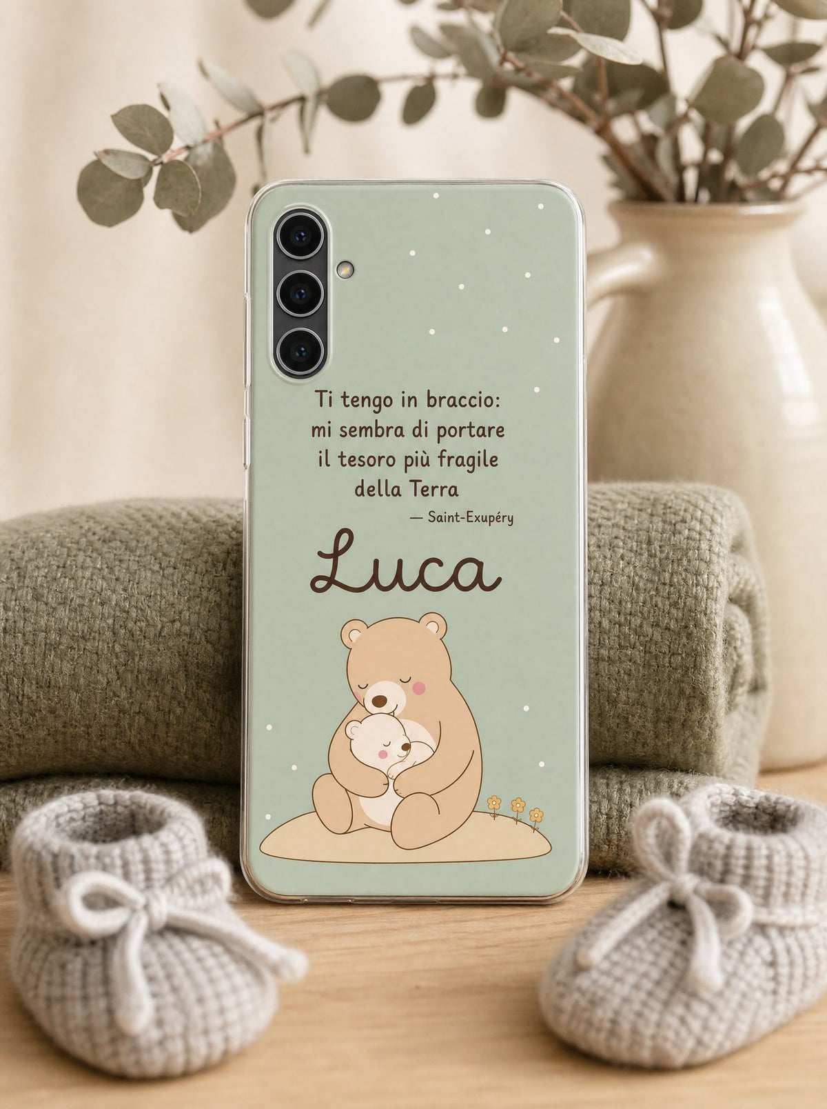 Cover con un papà orso col cucciolo e il nome Luca su un Samsung Galaxy S24 in piedi, ripresa di fronte