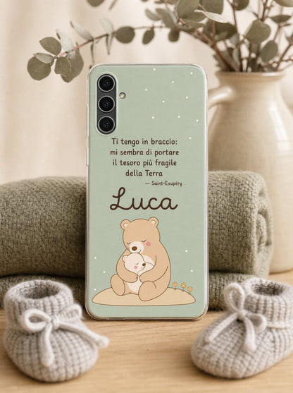 Cover con un papà orso col cucciolo e il nome Luca su un Samsung Galaxy S24 in piedi, ripresa di fronte