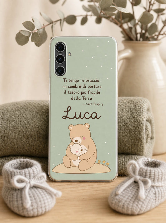 Cover con un papà orso col cucciolo e il nome Luca su un Samsung Galaxy S24 in piedi, ripresa di fronte