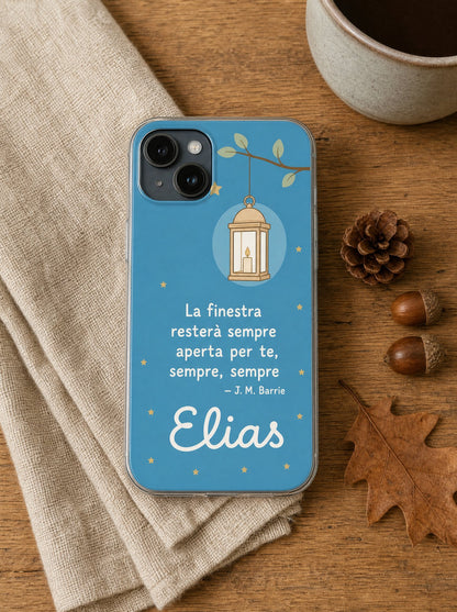 Cover per il papà con una lanterna accesa su un ramo, frase di J. M. Barrie e nome Elias, su un iPhone 15 visto dall'alto