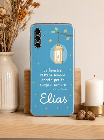 Cover con una lanterna accesa su un ramo e il nome Elias su un Samsung Galaxy S24 in piedi, ripresa di fronte
