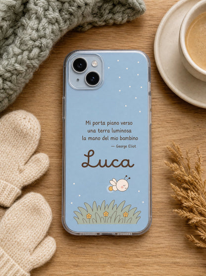 Cover per il papà con una lucciola sull'erba, frase di George Eliot e nome Luca, su un iPhone 15 visto dall'alto