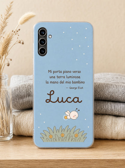 Cover con una lucciola sull'erba e il nome Luca su un Samsung Galaxy S24 in piedi, ripresa di fronte