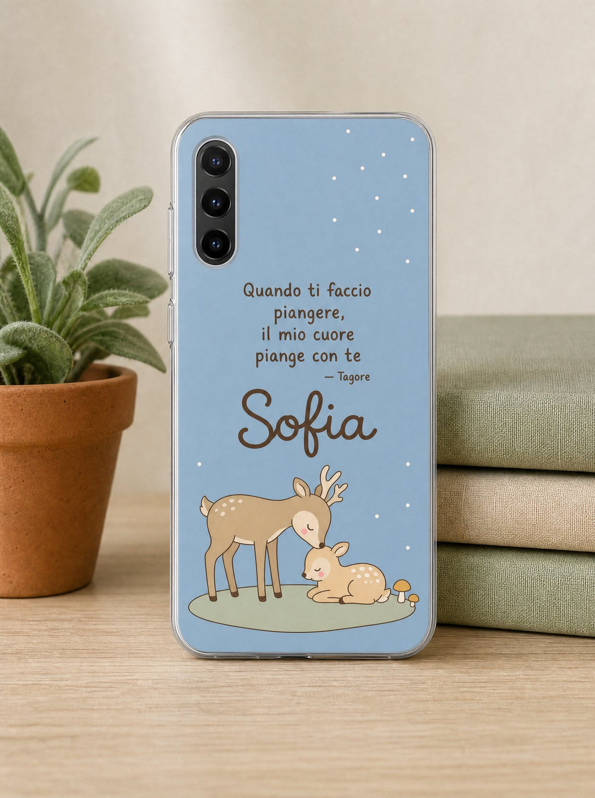 Cover con un papà cervo e il cerbiatto e il nome Sofia su un Samsung Galaxy S24 in piedi, ripresa di fronte