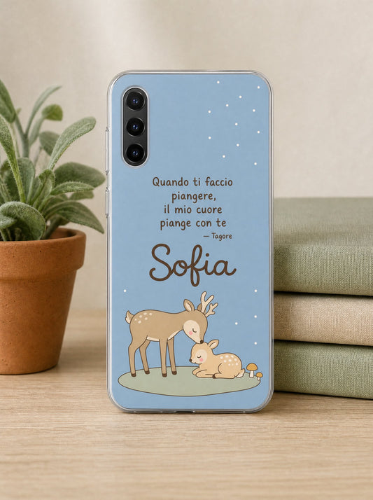 Cover con un papà cervo e il cerbiatto e il nome Sofia su un Samsung Galaxy S24 in piedi, ripresa di fronte