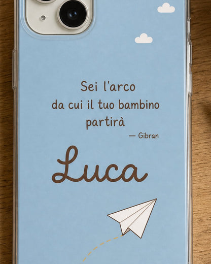 Dettaglio della frase «Sei l'arco da cui il tuo bambino partirà» di Gibran e del nome Luca