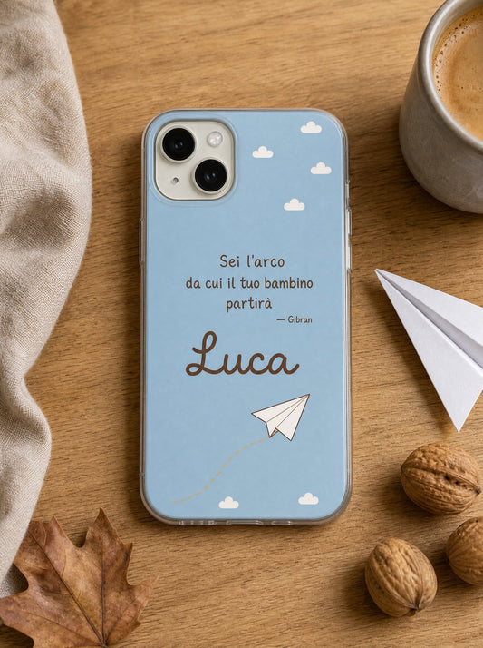 Cover per il papà con un aeroplanino di carta, frase di Gibran e nome Luca, su un iPhone 15 visto dall'alto