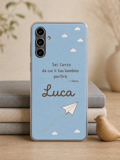 Cover con un aeroplanino di carta e il nome Luca su un Samsung Galaxy S24 in piedi, ripresa di fronte