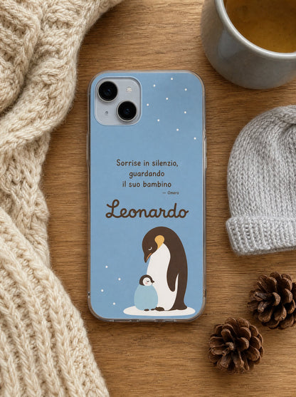 Cover per il papà con un papà pinguino col pulcino, frase di Omero e nome Leonardo, su un iPhone 15 visto dall'alto