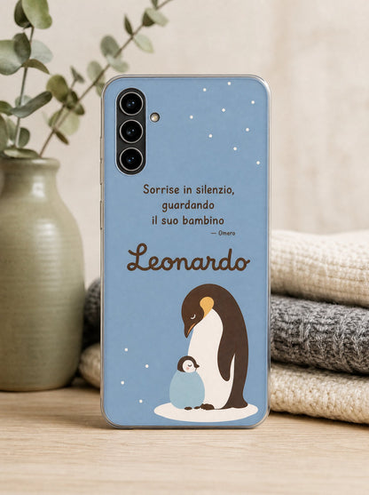 Cover con un papà pinguino col pulcino e il nome Leonardo su un Samsung Galaxy S24 in piedi, ripresa di fronte
