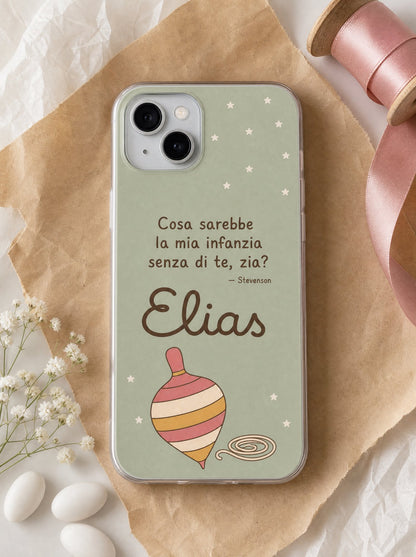 Cover per la zia con una trottola di legno, frase di Stevenson e nome Elias, su un iPhone 15 visto dall'alto