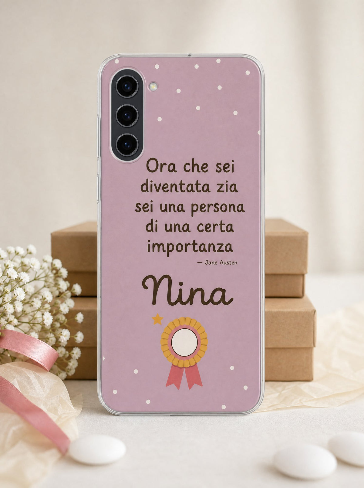 Cover con una coccarda e il nome Nina su un Samsung Galaxy S24 in piedi, ripresa di fronte