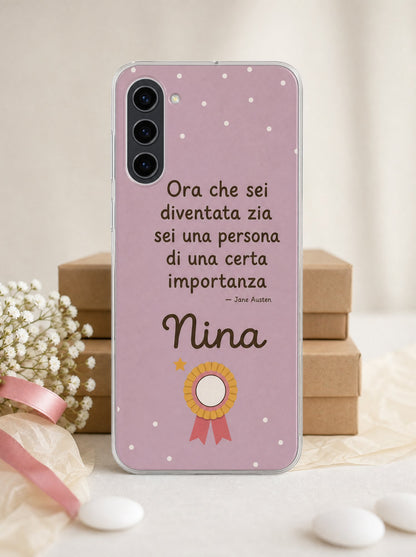 Cover con una coccarda e il nome Nina su un Samsung Galaxy S24 in piedi, ripresa di fronte