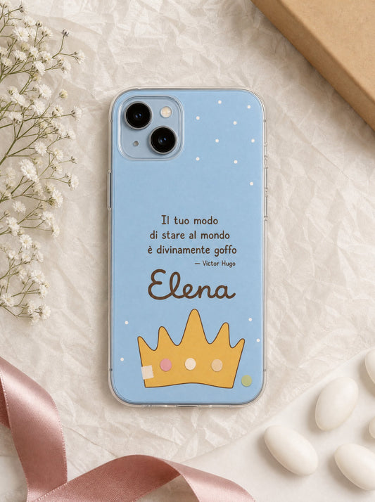 Cover per la zia e lo zio con una corona di carta, frase di Victor Hugo e nome Elena, su un iPhone 15 visto dall'alto