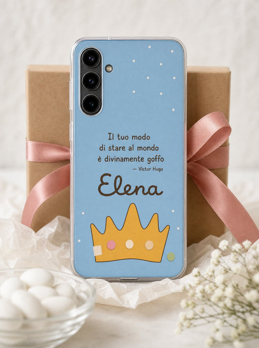 Cover con una corona di carta e il nome Elena su un Samsung Galaxy S24 in piedi, ripresa di fronte