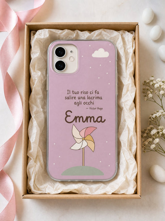 Cover per la zia e lo zio con una girandola di carta, frase di Victor Hugo e nome Emma, su un iPhone 15 visto dall'alto