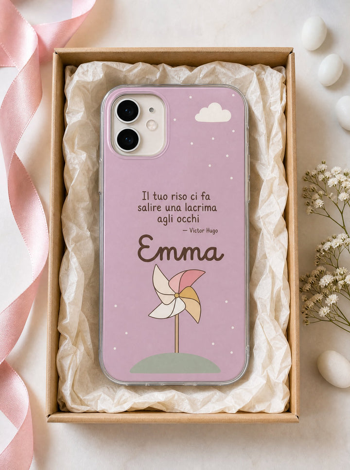 Cover per la zia e lo zio con una girandola di carta, frase di Victor Hugo e nome Emma, su un iPhone 15 visto dall'alto