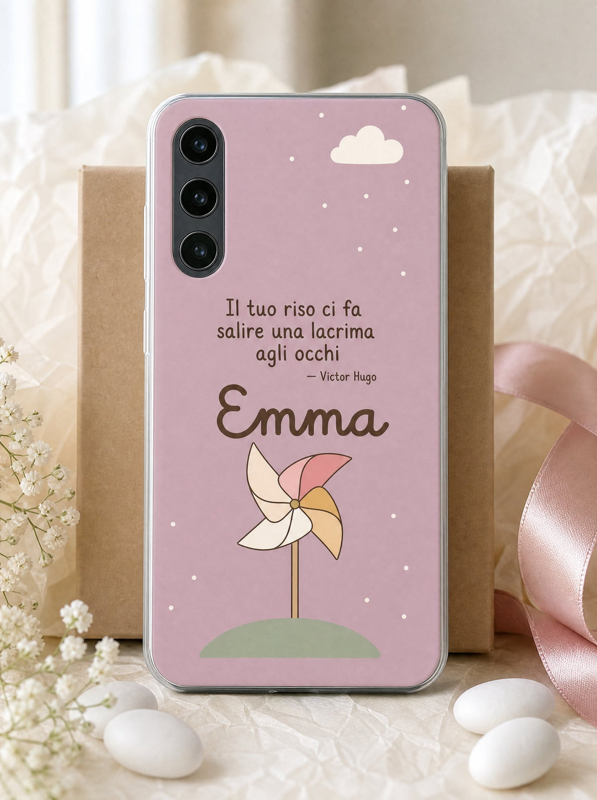 Cover con una girandola di carta e il nome Emma su un Samsung Galaxy S24 in piedi, ripresa di fronte