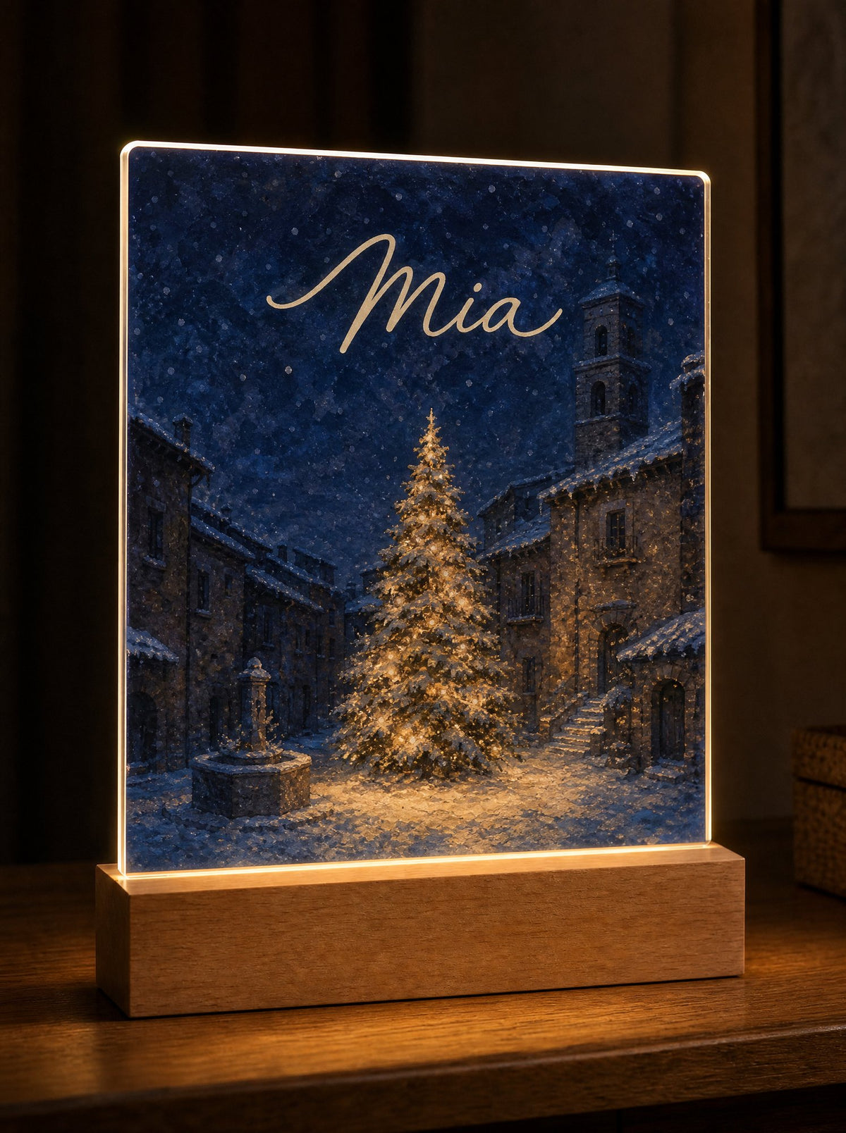 Scena L'albero della piazza con il grande abete illuminato e il campanile, nome Mia