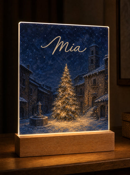 Scena L'albero della piazza con il grande abete illuminato e il campanile, nome Mia