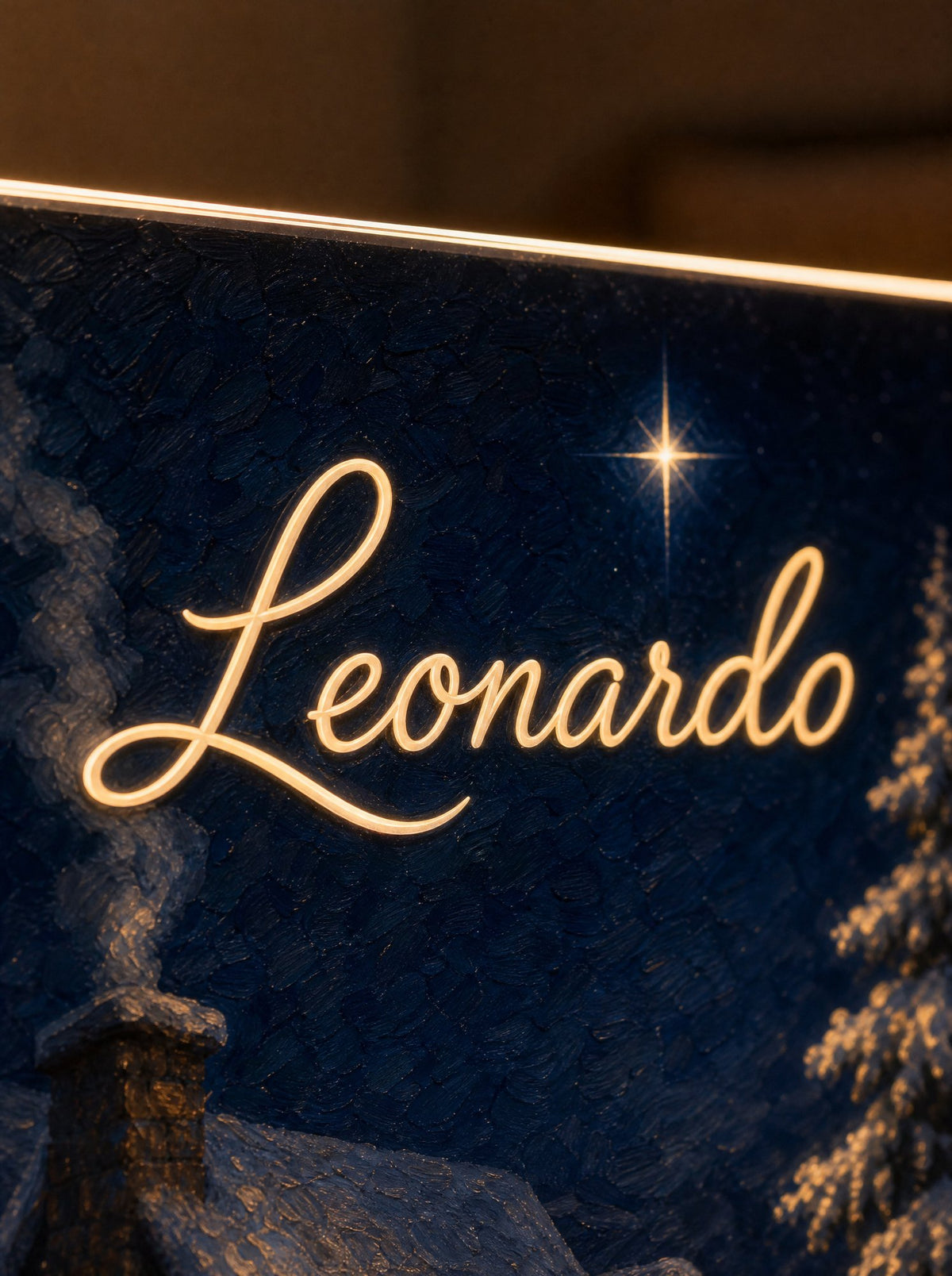 Dettaglio ravvicinato del pannello acceso: il nome Leonardo in corsivo tra le stelle del cielo dipinto