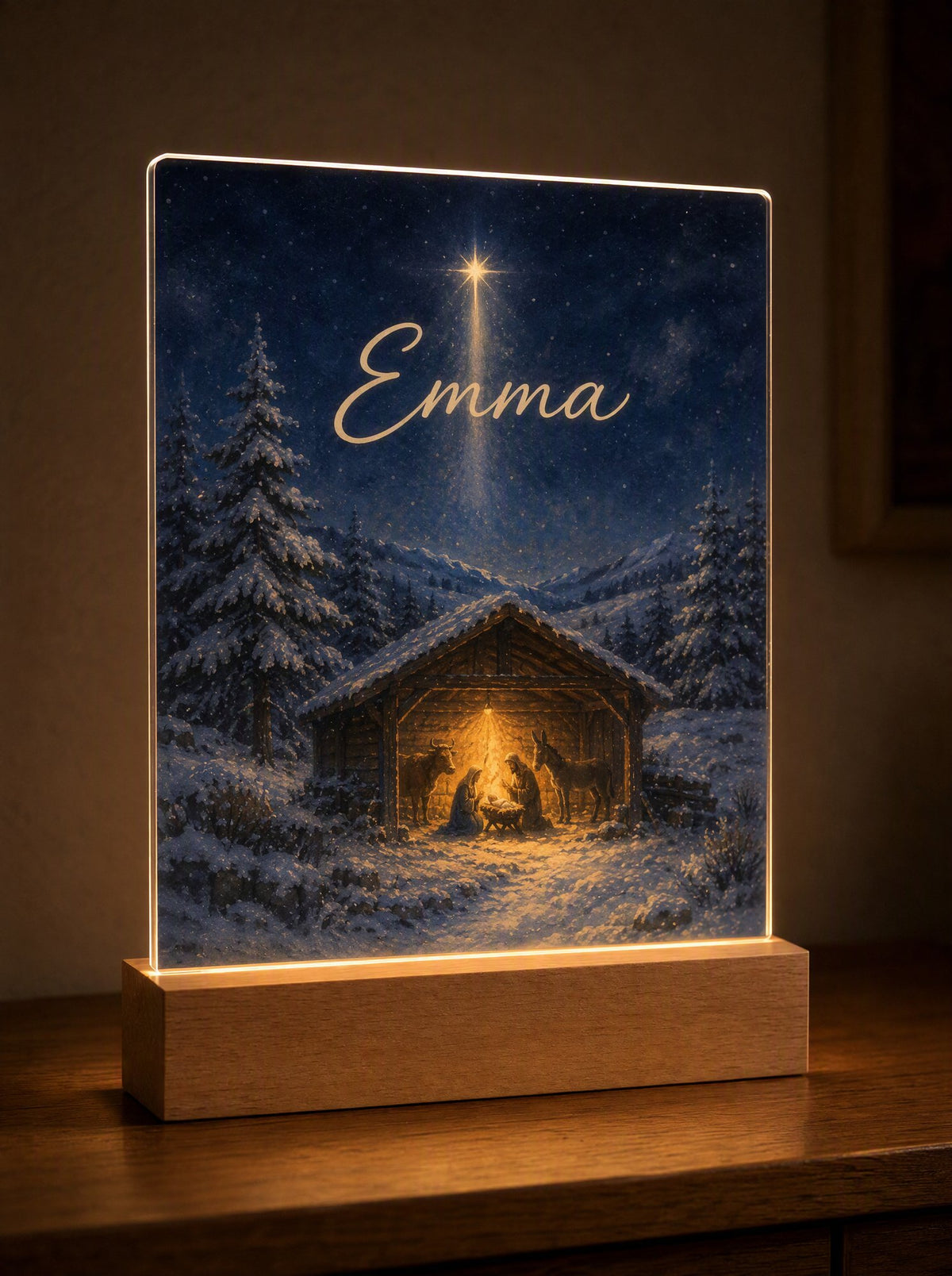 Scena della Natività illuminata dall'interno, stella cometa e abeti, nome Emma nel cielo