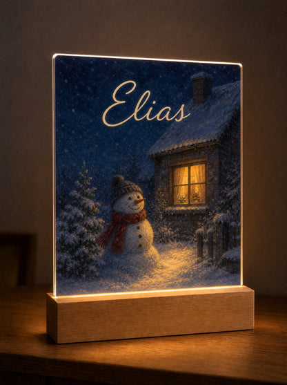 Scena Il pupazzo di neve con sciarpa rossa davanti a una casa illuminata, nome Elias