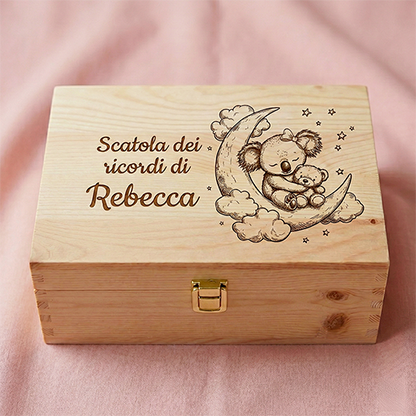Scatola dei ricordi personalizzata incisa al laser con grafica di un koala mamma che stringe a sè un orsetto