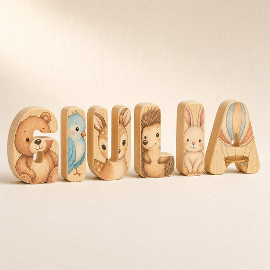 Lettere del nome in legno di abete, ognuna con una illustrazione ad acquerello di un animaletto