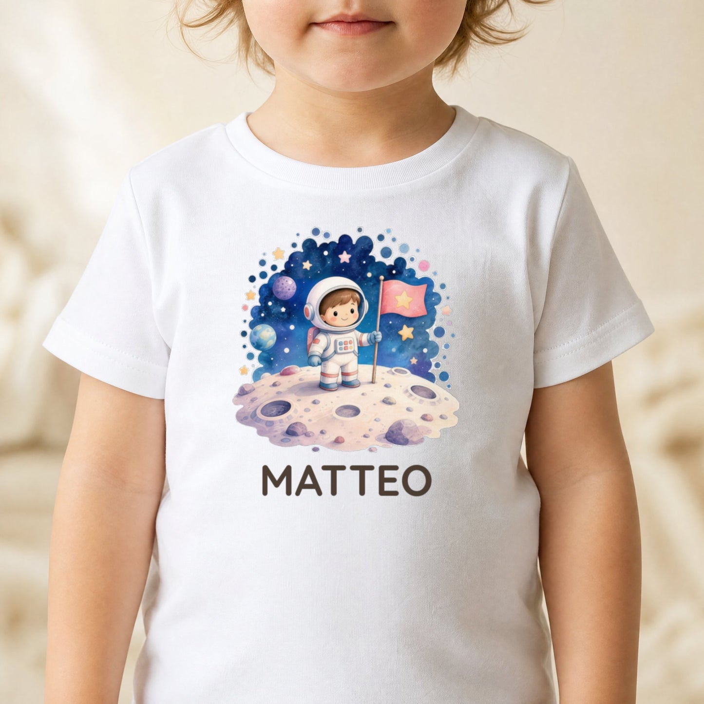 Bambino che indossa la maglietta con l'astronauta sulla luna e il nome Giulia