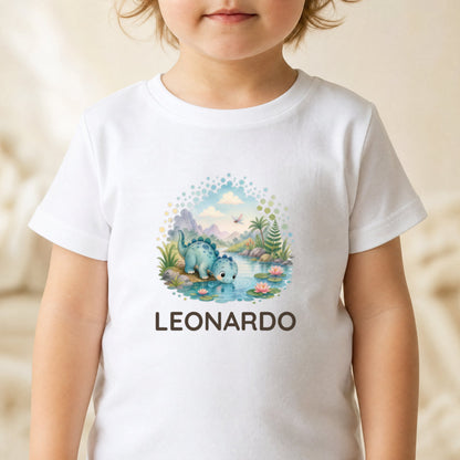 Bambino che indossa la maglietta bianca con un dinosauro e il nome Leonardo
