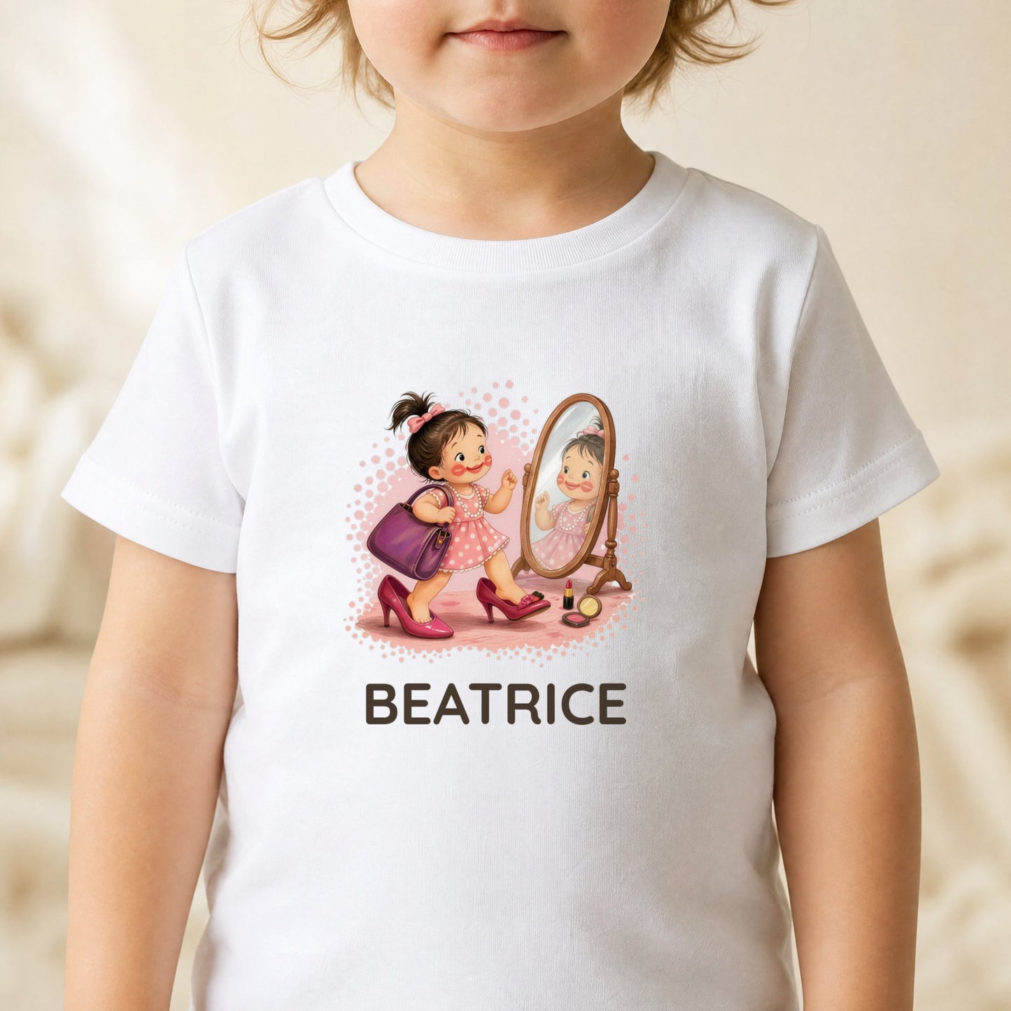 Bambina che indossa la maglietta con le scarpe della mamma e il nome Beatrice