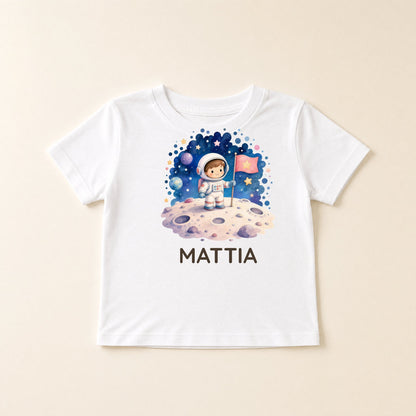 Maglietta bianca distesa con grafica a tema spazio e il nome Mattia