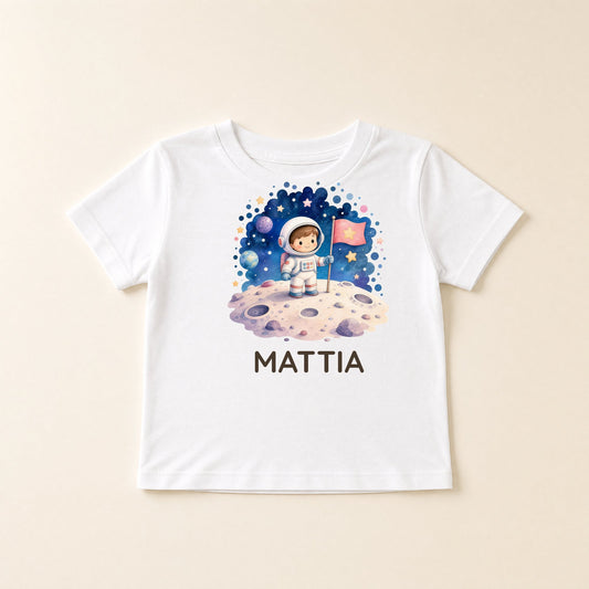 Maglietta bianca distesa con grafica a tema spazio e il nome Mattia