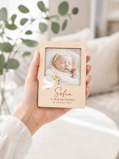 Portafoto battesimo rosa con il nome Sofia tenuto in mano per mostrarne la misura