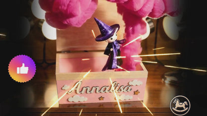 Video promozionale che rappresenta  una maghetta che esce da una sctaola dei ricordi personalizzata con il nome della bambina scritto con pezzi di legno intagliati a mano o con il laser. Il tutto è colorato con colori atossici certificati.