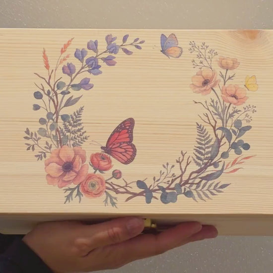 Video dimostrativo di una scatola dei ricordi dipinta a tema farfalla, personalizzata, su legno di pino naturale.
