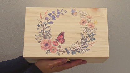 Video dimostrativo di una scatola dei ricordi dipinta a tema farfalla, personalizzata, su legno di pino naturale.