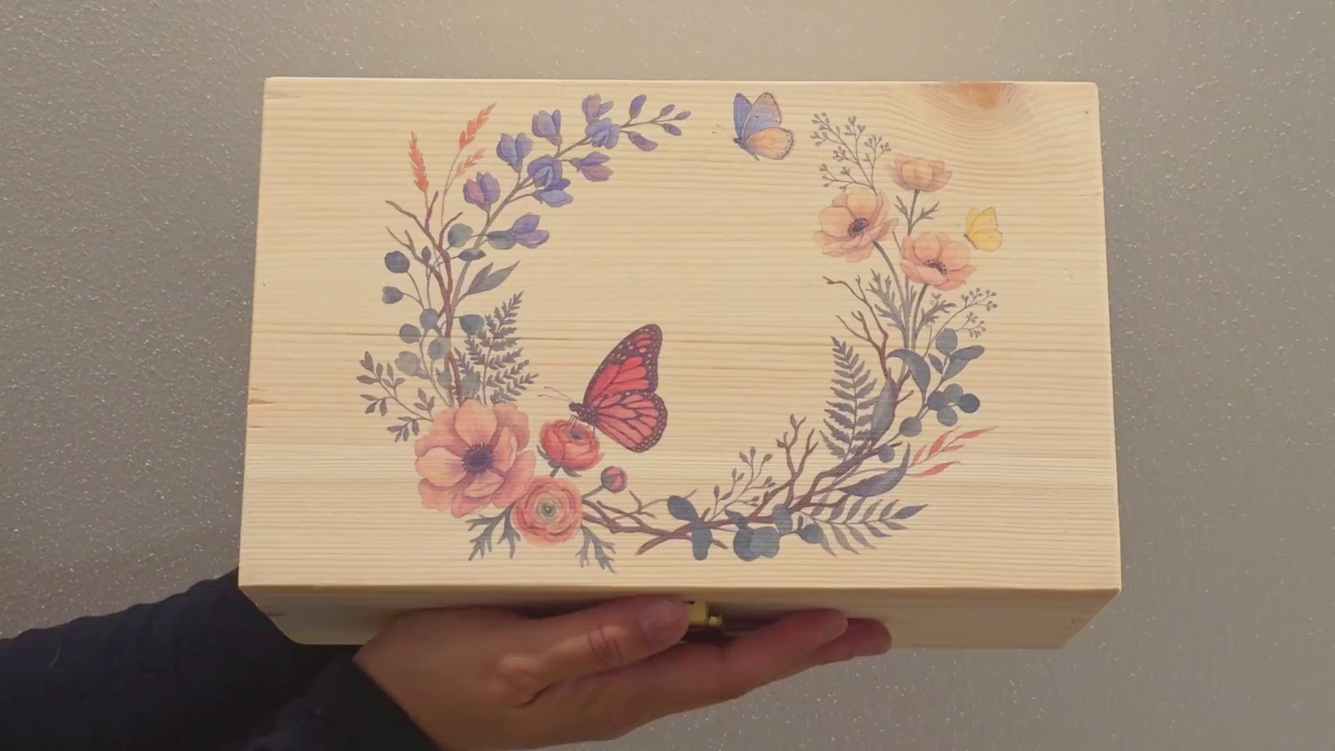 Video dimostrativo di una scatola dei ricordi dipinta a tema farfalla, personalizzata, su legno di pino naturale.
