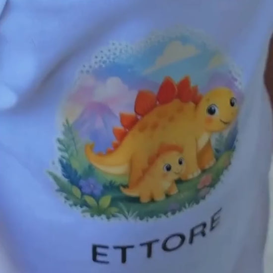 Video: neonato indossa il body personalizzato Bimbi Unici con il nome ricamato