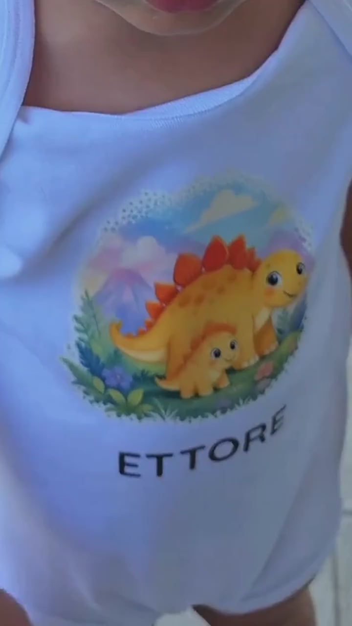 Video: neonato indossa il body personalizzato Bimbi Unici con il nome ricamato