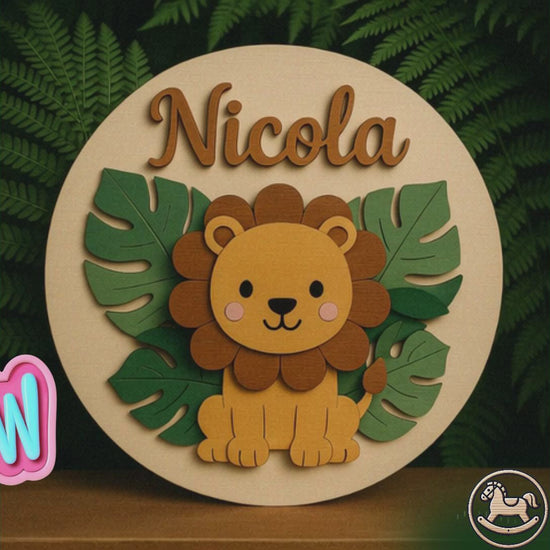 Video promozionale rappresentante un quadretto decorativo per bambini con tema leone nella foresta. Il nome del bambino è ritagliato in legno. Tutto colorato con colori certificati atossici