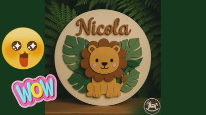 Video promozionale rappresentante un quadretto decorativo per bambini con tema leone nella foresta. Il nome del bambino è ritagliato in legno. Tutto colorato con colori certificati atossici