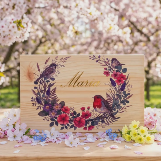Video promozionale di una scatola dei ricordi dipinta a tema primaverile, personalizzata, su legno di pino naturale.