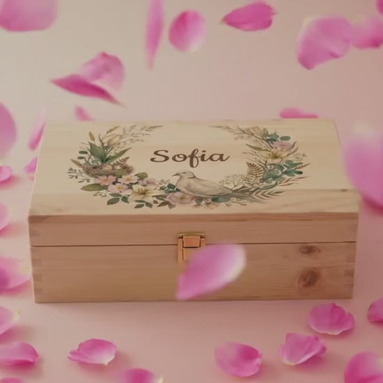 Video promozionale di una scatola dei ricordi dipinta a tema primaverile, personalizzata, su legno di pino naturale.