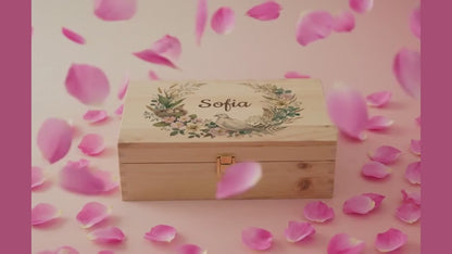 Video promozionale di una scatola dei ricordi dipinta a tema primaverile, personalizzata, su legno di pino naturale.