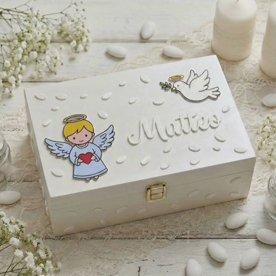 Video promozionale scatola dei ricordi battesimo, personalizzata, legno bianco colorato, decorazioni in Pla di angioletto e colomba. Scritta del bambino in pla.