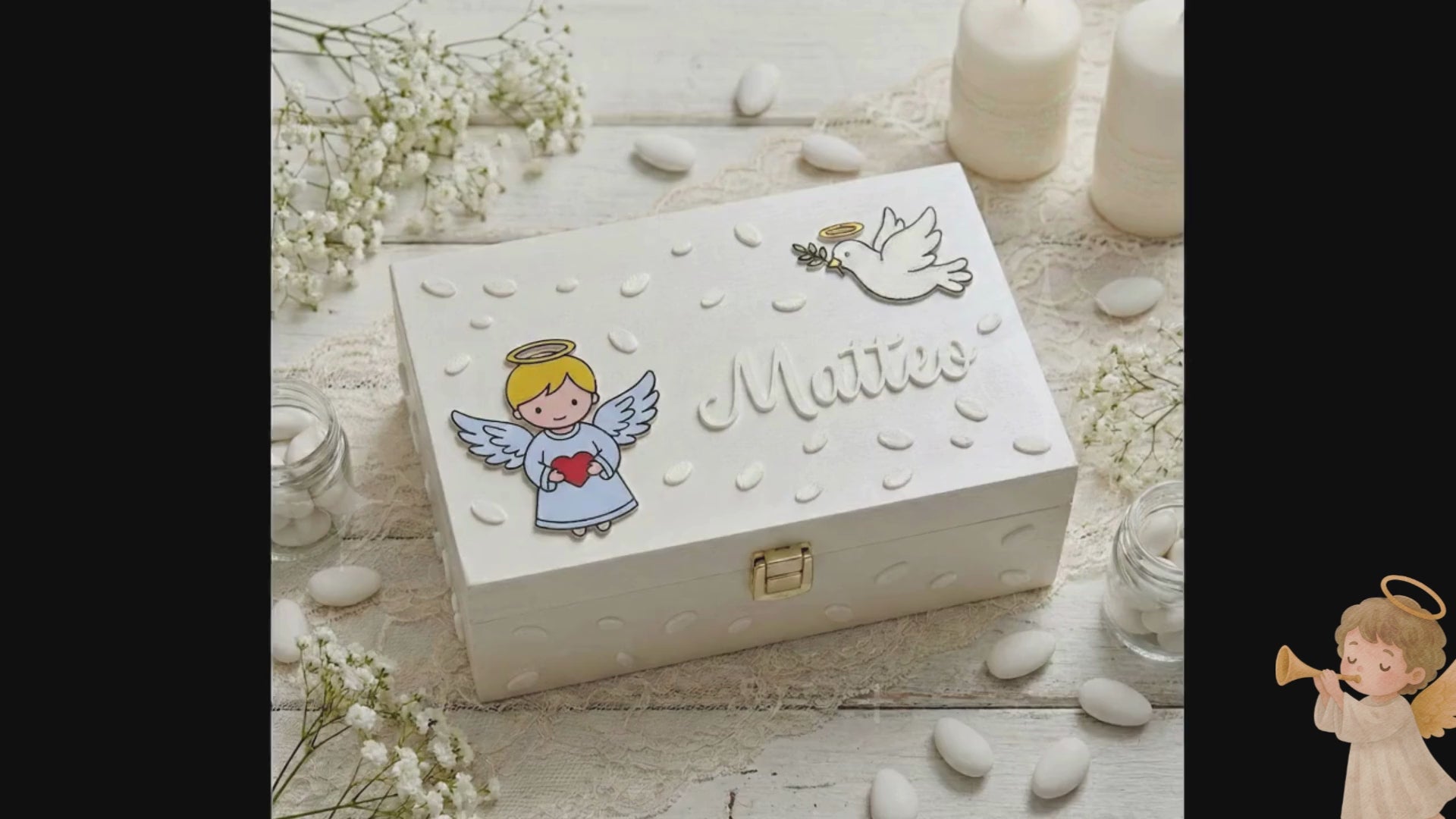 Video promozionale scatola dei ricordi battesimo, personalizzata, legno bianco colorato, decorazioni in Pla di angioletto e colomba. Scritta del bambino in pla.