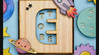 Video promozionale quadretto decorativo personalizzato con elementi in rilievo dipinti a mano con colori atossici. Nome del bambino ricavato dal taglio di legno e di carta.