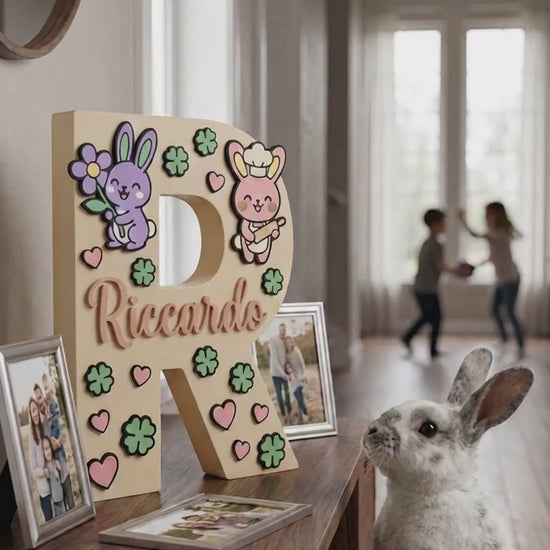 Video pubblicitario di monogramma decorato con stampe 3d a colori, a tema conoiglietti
